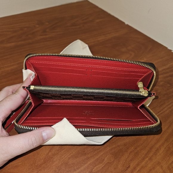 LOUIS VUITTON ZIPPERED WALLET - Picture 12 of 14